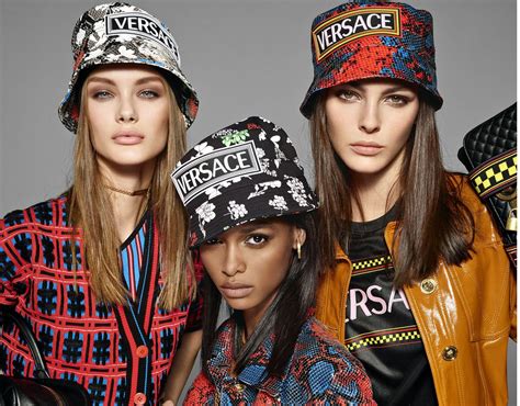 voci pubblicita versace 2019|La campagna pubblicitaria SS19 di Versace .